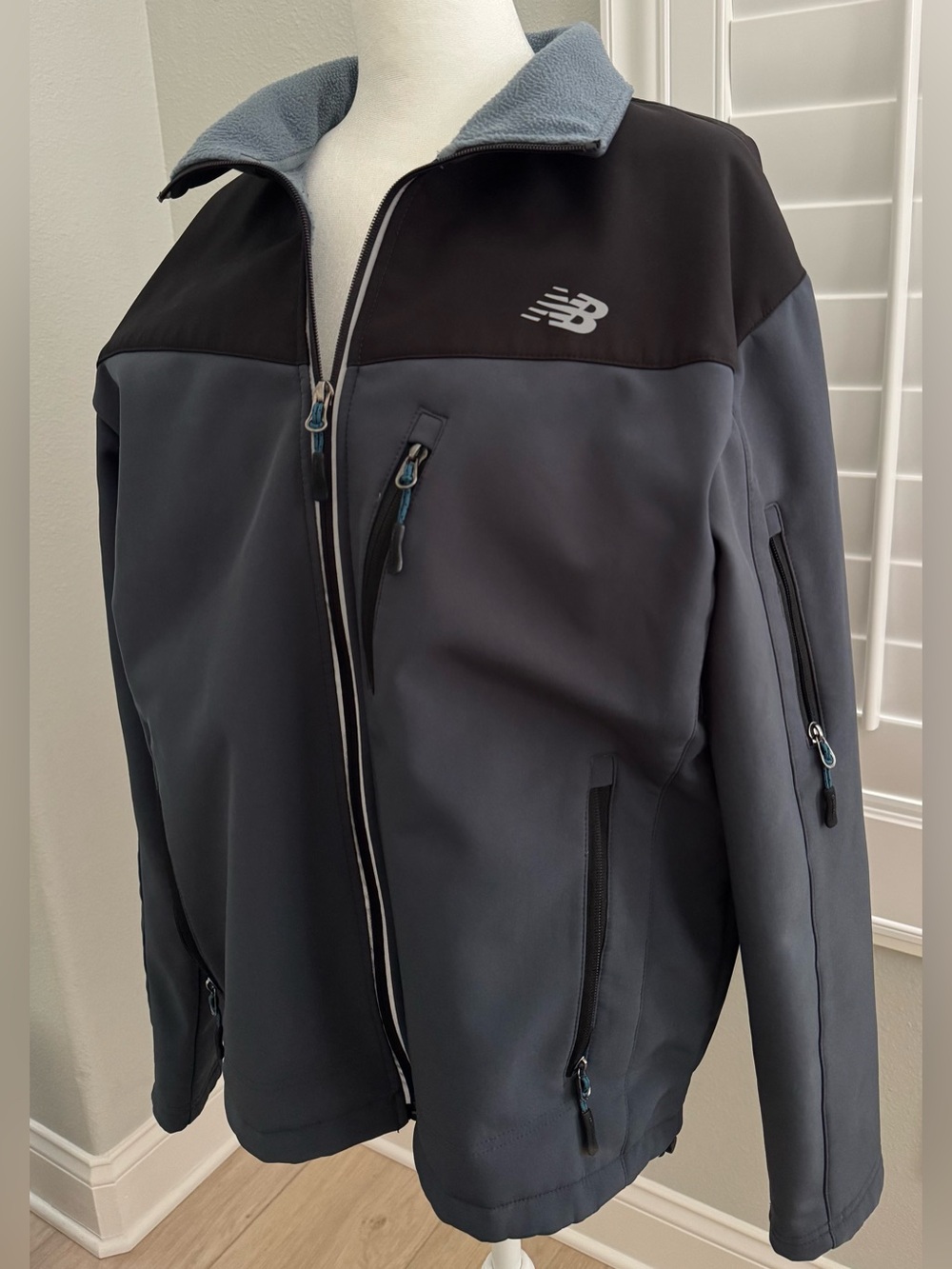 New Balance Men’s gray/black full zip Medium soft shell jacket coat